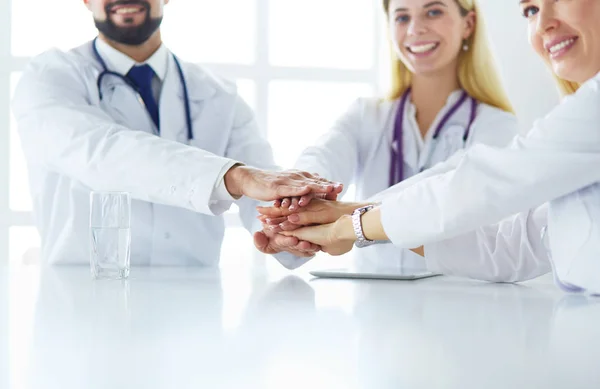 Equipe de médicos unindo as mãos, close-up — Fotografia de Stock