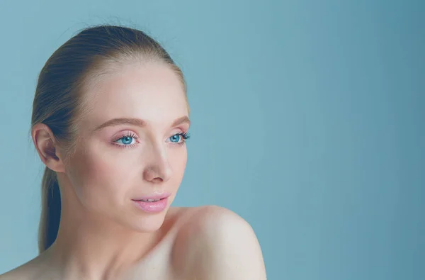 Portrait de femme adulte, concept de soins de la peau, belle peau et les mains — Photo