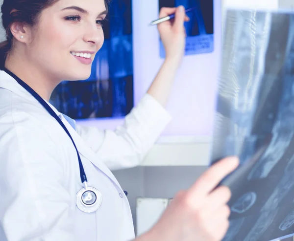 Jeune femme médecin professionnel examinant les patients radiographie — Photo
