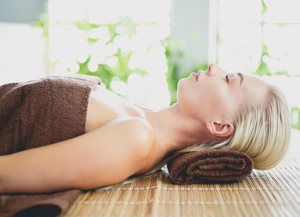 Hermosa mujer en el centro de spa disfrutando del masaje. Mujer en el salón de spa — Foto de Stock