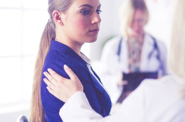 Doktor ve hasta masada otururken bir şey tartışıyorlar. İlaç ve sağlık hizmetleri kavramı