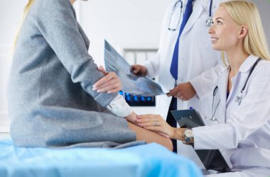 Doktor ve hasta tarama sonuçlarını tarama merkezinde tartışıyor