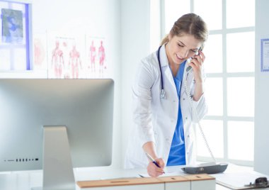 Ofisinde ciddi bir doktor var.