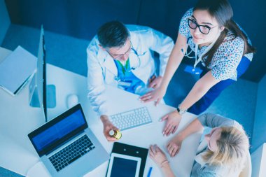 Doktor ve hasta masada otururken bir şey tartışıyorlar. İlaç ve sağlık hizmetleri kavramı