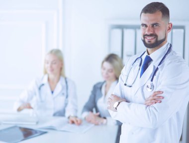 Hastanede çalışan mutlu bir doktor.