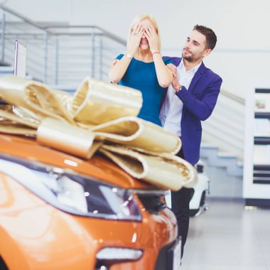 Bir erkek karısına bir araba hediye eder. O buna şaşırdı. Bu konuda çok mutlular.