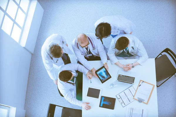 Equipo médico sentado y discutiendo en la mesa, vista superior —  Fotos de Stock