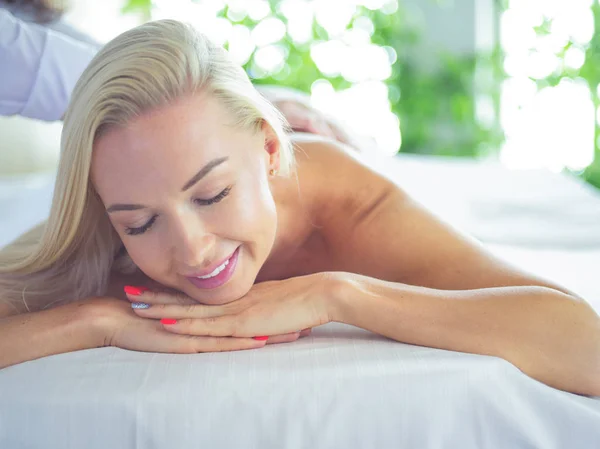 Relaxado mulher recebendo de volta massagem no centro de spa — Fotografia de Stock