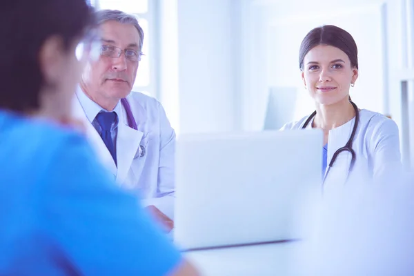 Équipe médicale sérieuse travaillant dans un bureau lumineux — Photo