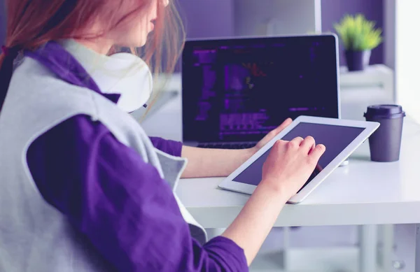 Jovem empresária confiante trabalhando na mesa de escritório e digitando com um laptop — Fotografia de Stock