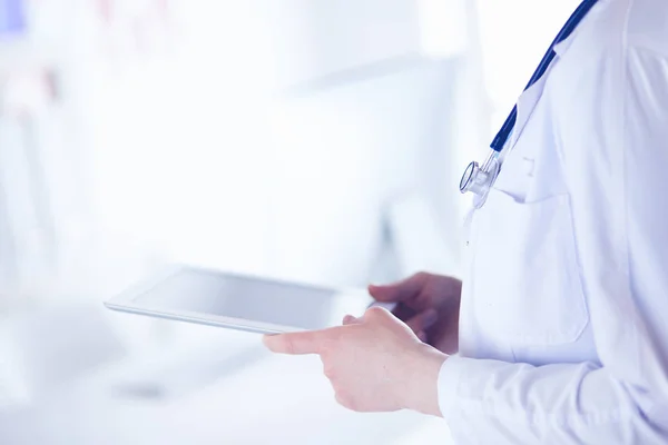 Ärztin benutzt Tablet-Computer in Krankenhauslobby — Stockfoto