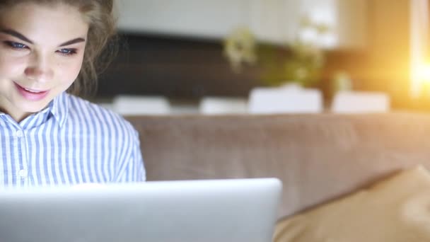 Girll macht Online-Zahlungen. Mädchen hält Bankkarte mit modernem Laptop — Stockvideo