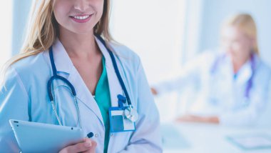 Kadın doktor hastanede steteskopla dikiliyor. Kadın doktor