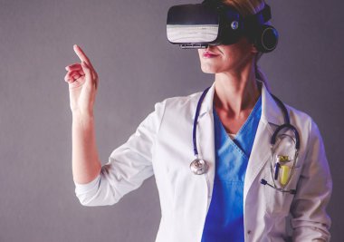 Sanal gerçeklik gözlüğü takan kadın doktor beyaz arka planda izole edilmiş..