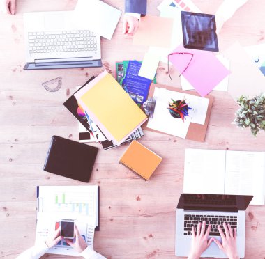 İş adamları iş toplantısında oturup tartışıyor.