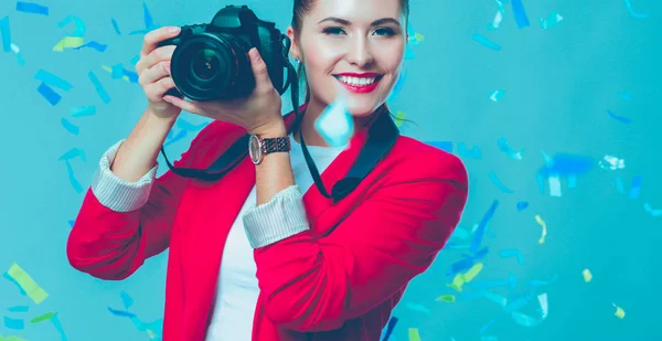 Hermosa mujer feliz con cámara en la fiesta de celebración con confeti. Cumpleaños o Nochevieja celebrando el concepto — Foto de Stock