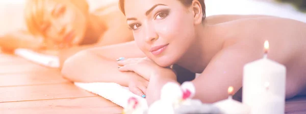 Zwei schöne Frauen bekommen Massage im Wellnessbereich — Stockfoto