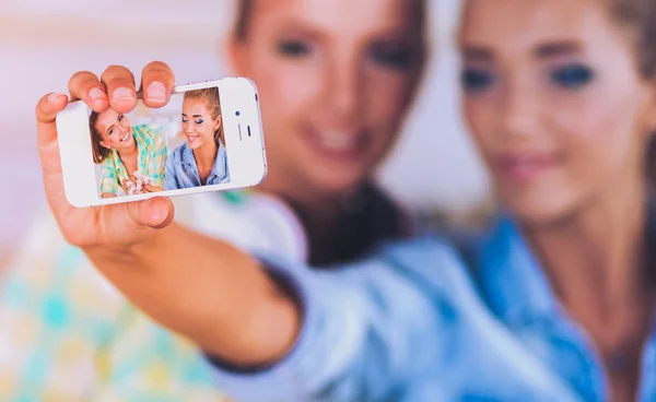 一緒に、selfie を取る 2 人の若い女性 — ストック写真