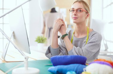 moda tasarımcısı olarak stüdyonun tasarımları üzerinde çalışıyor