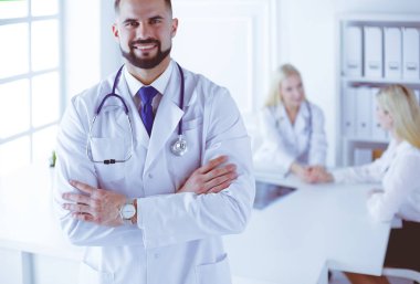 Hastanede çalışan mutlu bir doktor.