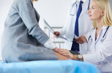 Doktor ve hasta tarama sonuçlarını tarama merkezinde tartışıyor