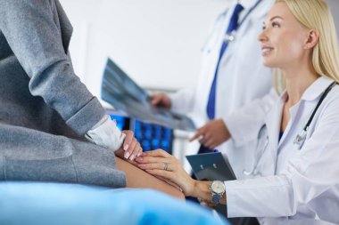 Doktor ve hasta tarama sonuçlarını tarama merkezinde tartışıyor