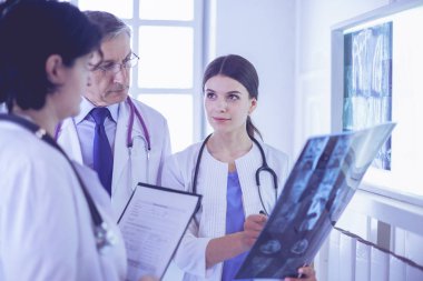 Bir grup doktor hastanede röntgenleri kontrol ediyor.