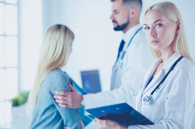 Yakışıklı erkek doktor, muayenehanesinde kısırlık konusunda bir çifte danışmanlık yapıyor.