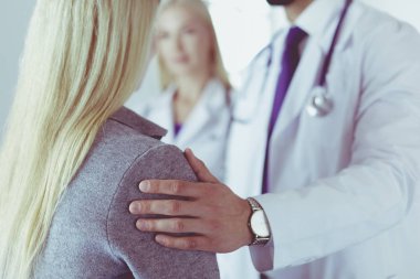 Yakışıklı erkek doktor, muayenehanesinde kısırlık konusunda bir çifte danışmanlık yapıyor.