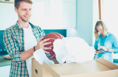 Karton açma çift yeni evlerinde kutuları. Genç Çift.