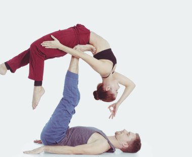 Genç atletik çift pratik acroyoga. Çiftinde Dengeleme.