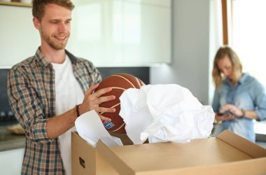 Karton açma çift yeni evlerinde kutuları. Genç Çift.