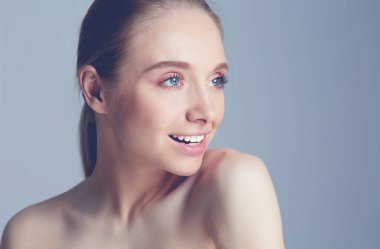 Yetişkin kadın portre, cilt bakım kavramı, güzel bir cilt ve eller