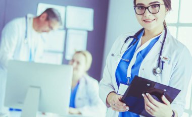 Hastane lobisinde tablet bilgisayar kullanan kadın doktor.