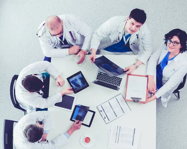 Equipo médico sentado y discutiendo en la mesa, vista superior —  Fotos de Stock