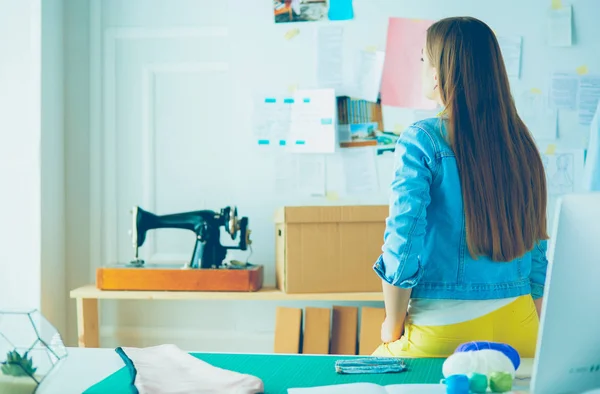 Designer feminina no escritório trabalhando no projeto de arquitetos — Fotografia de Stock