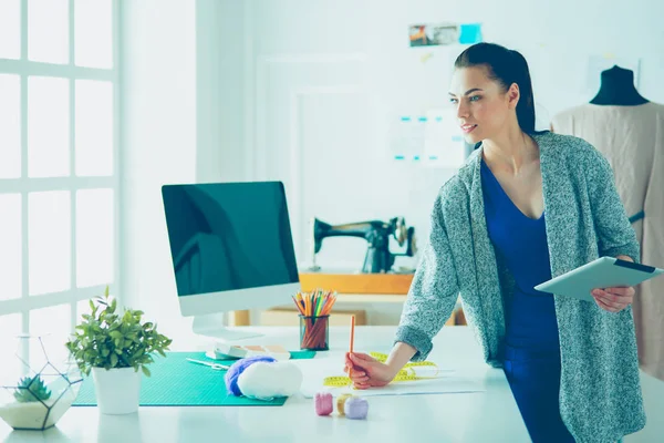 Portret van Fashion designer aan het werk in haar atelier — Stockfoto