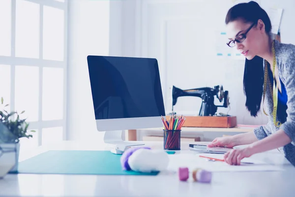 Portrét módní návrhářky pracující ve svém studiu — Stock fotografie