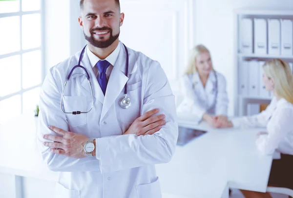 Glad läkare med medicinsk personal på sjukhuset — Stockfoto