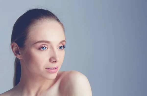 Retrato de mulher adulta, conceito de cuidados com a pele, pele bonita e mãos — Fotografia de Stock