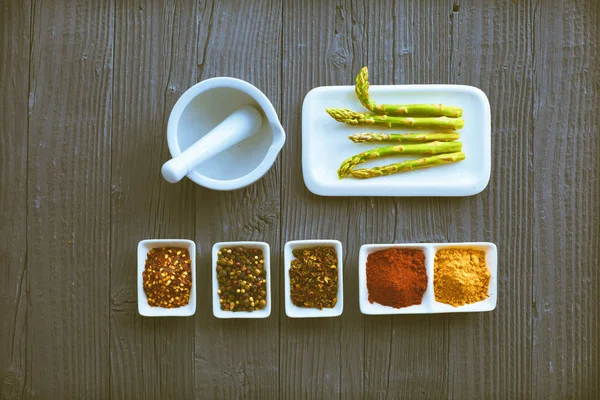 新鲜芦笋,用香料烘烤.食品背景 — 图库照片
