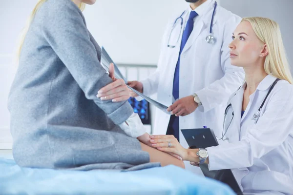 Médico y paciente discutiendo resultados de exploración en centro de diagnóstico — Foto de Stock