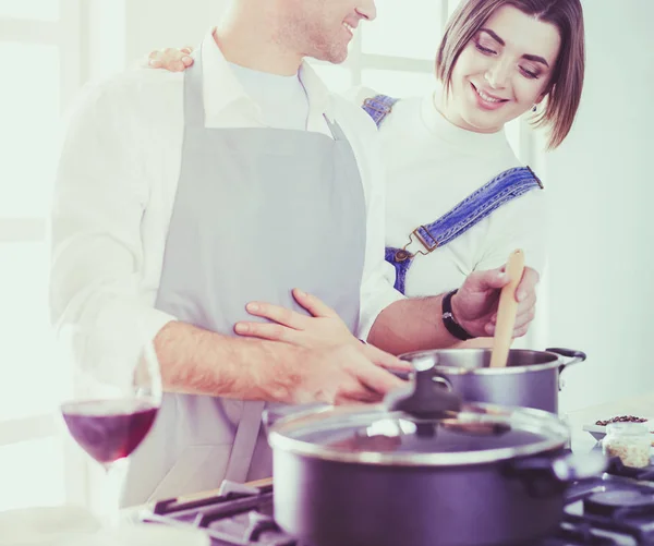 Pasangan memasak bersama di dapur di rumah — Stok Foto