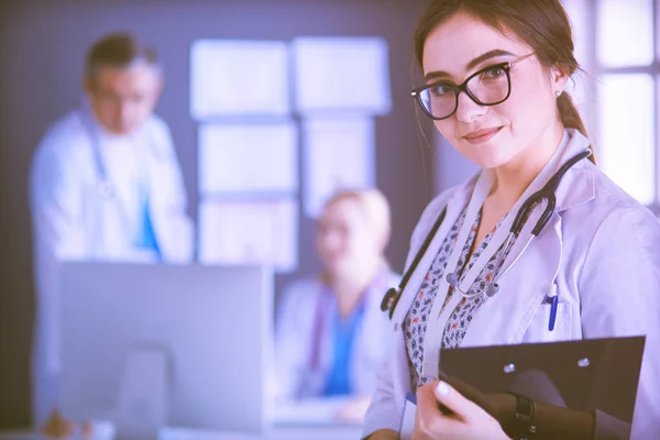 Ärztin steht mit Stethoskop im Krankenhaus — Stockfoto