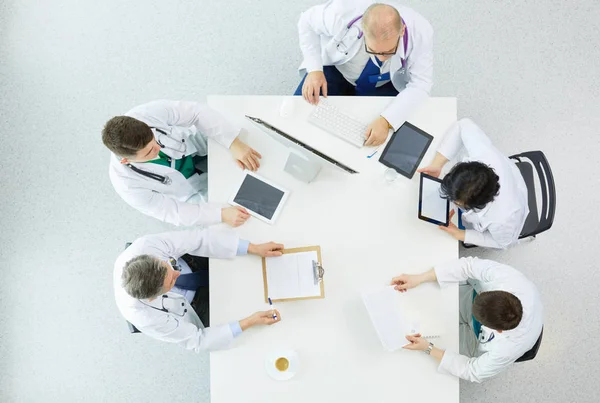 Equipe médica sentado e discutindo à mesa, vista superior — Fotografia de Stock