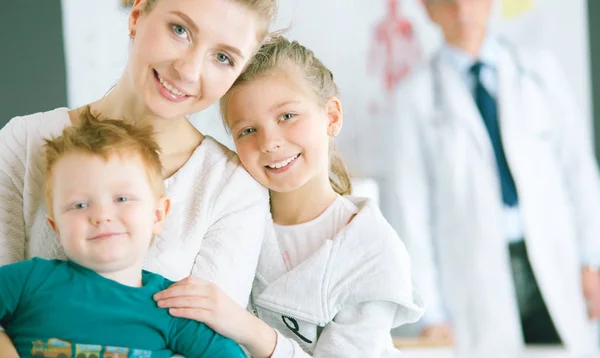 Kleine Kinder mit ihrer Mutter zum Arzt auf Konsultation — Stockfoto