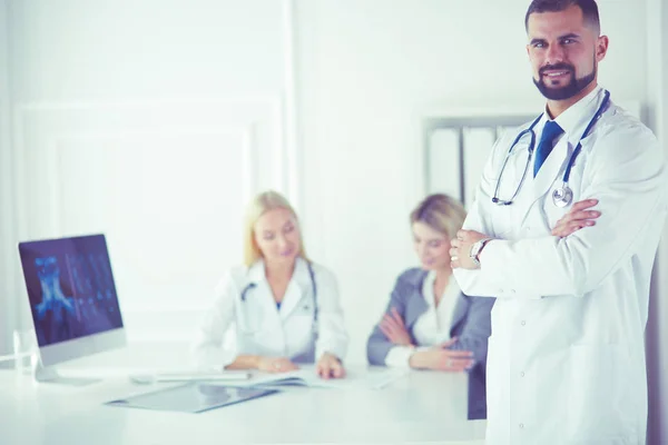 Joven médico masculino frente al grupo médico — Foto de Stock