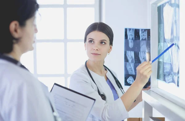 Zwei Ärztinnen beim Röntgen in einem Krankenhaus — Stockfoto