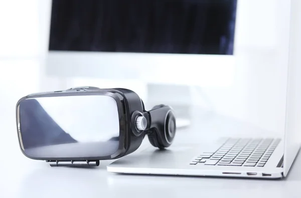 Wirtualna rzeczywistość gogle na biurku z laptopem. Interesy. Technologia 3d — Zdjęcie stockowe