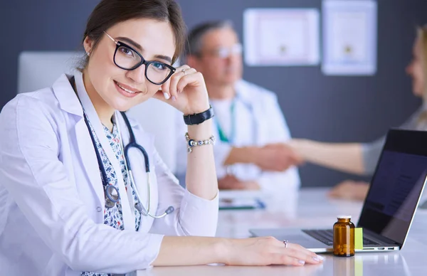 Doktor ve hasta masada otururken bir şey tartışıyorlar. İlaç ve sağlık hizmetleri kavramı — Stok fotoğraf